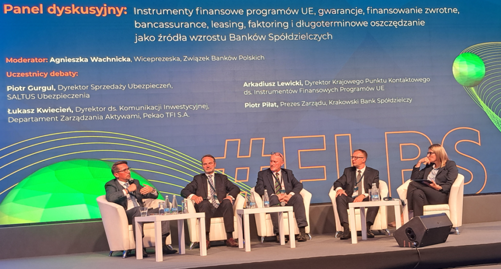 Warszawie. Fot.: Panel dyskusyjny podczas Forum Liderów Banków Spółdzielczych 2026. W debacie poświęconej nowym źródłom wzrostu banków spółdzielczych uczestniczył Arkadiusz Lewicki, Dyrektor KPK ds. Instrumentów Finansowych Programów UE.