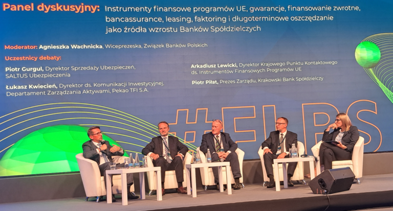 Warszawie. Fot.: Panel dyskusyjny podczas Forum Liderów Banków Spółdzielczych 2026. W debacie poświęconej nowym źródłom wzrostu banków spółdzielczych uczestniczył Arkadiusz Lewicki, Dyrektor KPK ds. Instrumentów Finansowych Programów UE.
